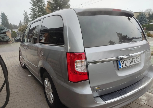 Chrysler Town &amp; Country cena 55900 przebieg: 222000, rok produkcji 2016 z Swarzędz małe 121